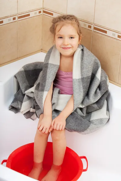 お湯で足を浮動の女の子 — ストック写真
