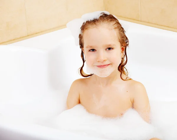 Kind in der Badewanne — Stockfoto