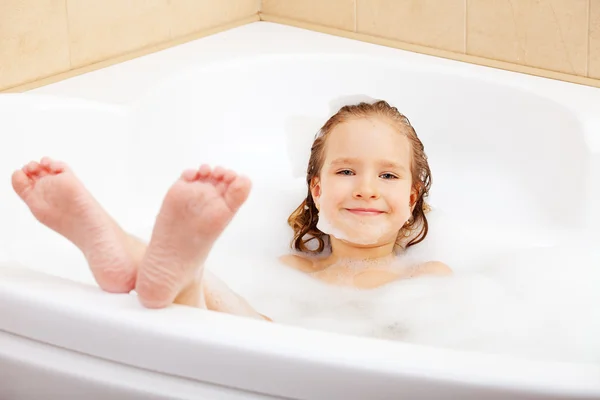 Kind in der Badewanne — Stockfoto