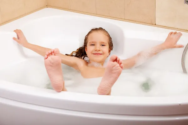 Criança na banheira — Fotografia de Stock