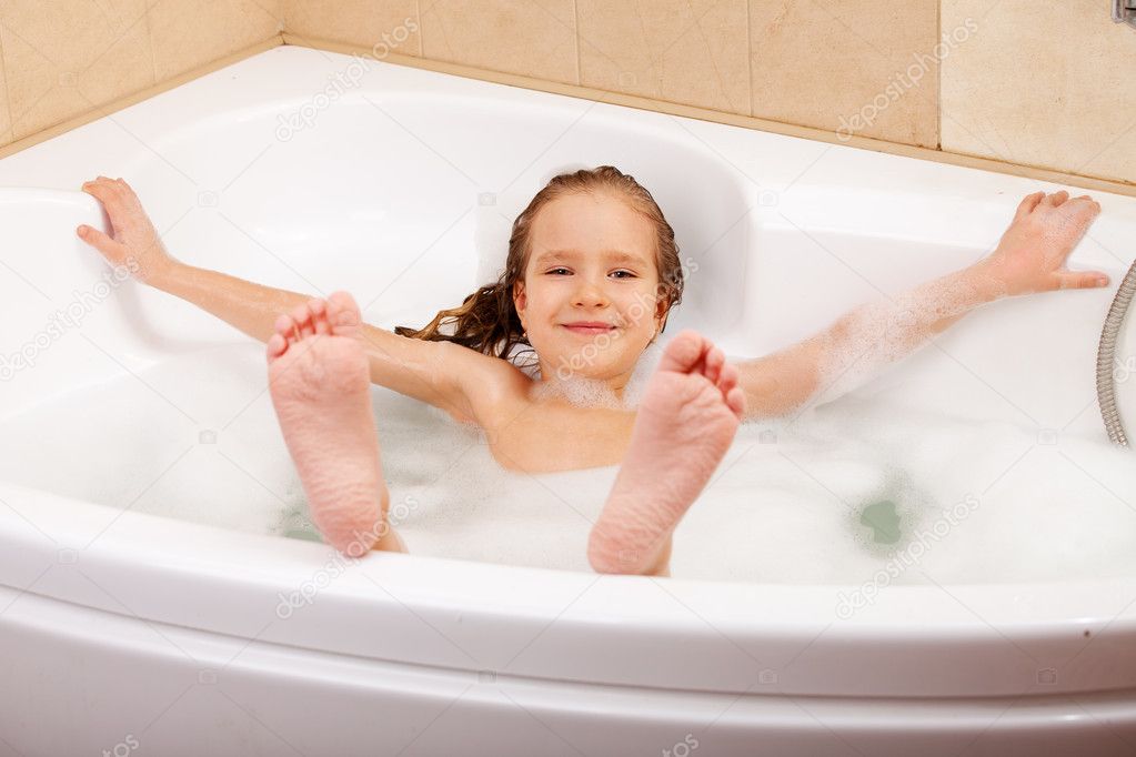 在浴缸里的孩子 — 图库照片©TatyanaGl＃8933330