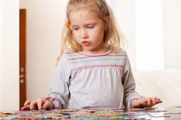 女孩玩拼图 — 图库照片