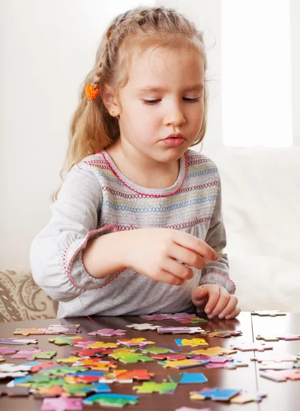 Dívka hrací puzzle — Stock fotografie