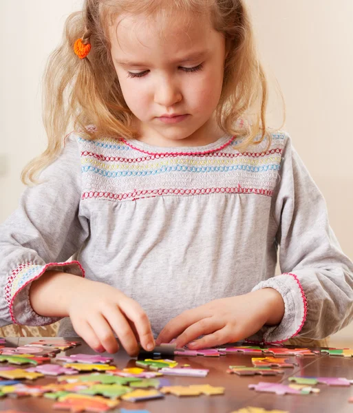 Menina jogando quebra-cabeça — Fotografia de Stock