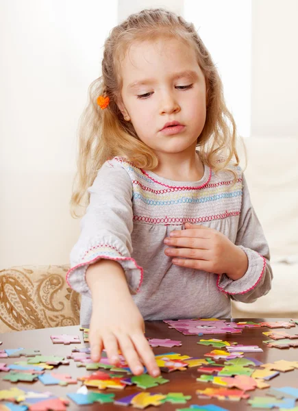 Gadis bermain teka-teki — Stok Foto