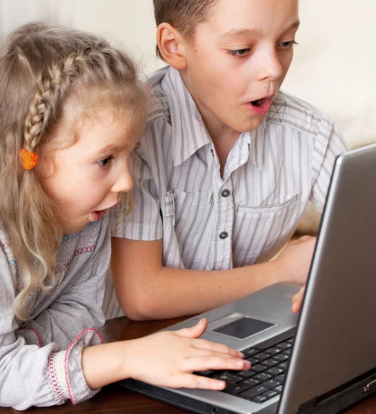 Verrast kind met laptop — Stockfoto