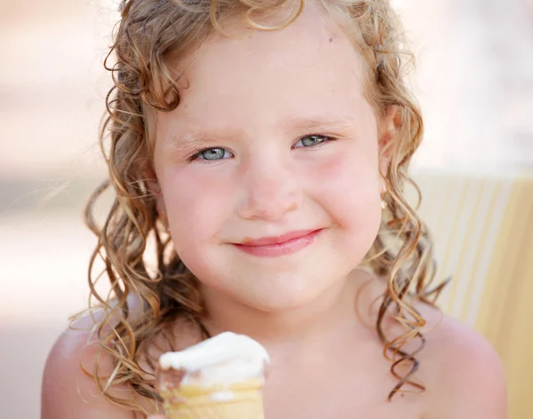 Dondurma yiyen çocuk. — Stok fotoğraf