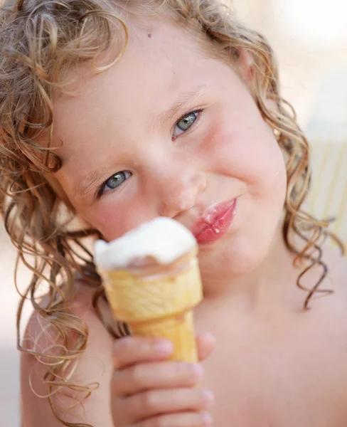 Niño comiendo helado — Foto de Stock