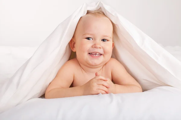 Ребенок на кровати — стоковое фото