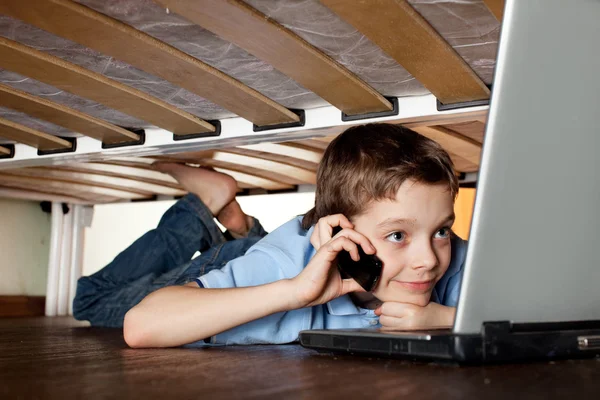 Gyermek játék laptop az ágy alatt — Stock Fotó