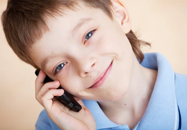 Хлопчик, розмовляє по телефону — стокове фото