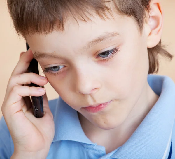 Smutny chłopiec, rozmawia przez telefon — Zdjęcie stockowe