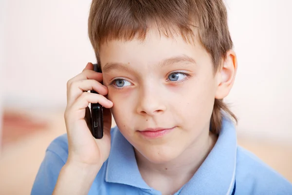 Мальчик, разговаривает по телефону — стоковое фото