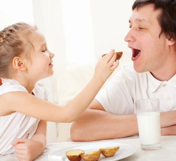 Bambino con padre fare colazione — Foto Stock