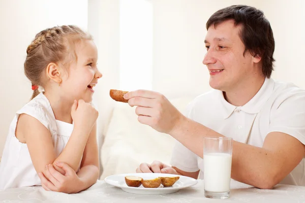 Bambino con padre fare colazione — Foto Stock