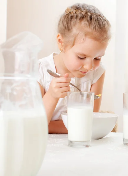 Child eat breakfast — Stock Photo, Image