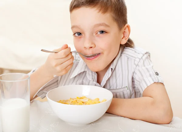 Kind eet ontbijt — Stockfoto