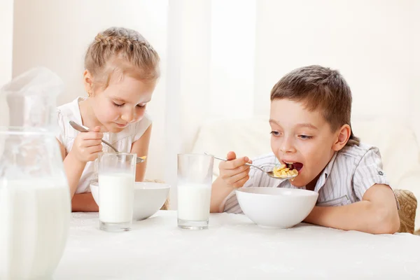 Barnen äter frukost — Stockfoto
