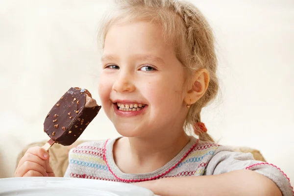 Chica comiendo helado — Foto de Stock