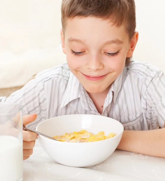 Bambino mangiare la colazione — Foto Stock