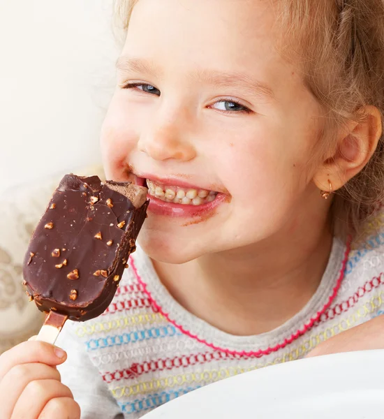 Девушка ест мороженое — стоковое фото