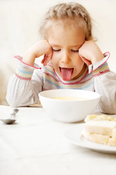 Chica mira con asco para la comida —  Fotos de Stock
