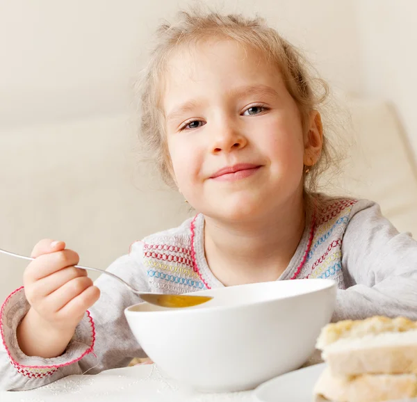 Kleines Mädchen isst Suppe — Stockfoto