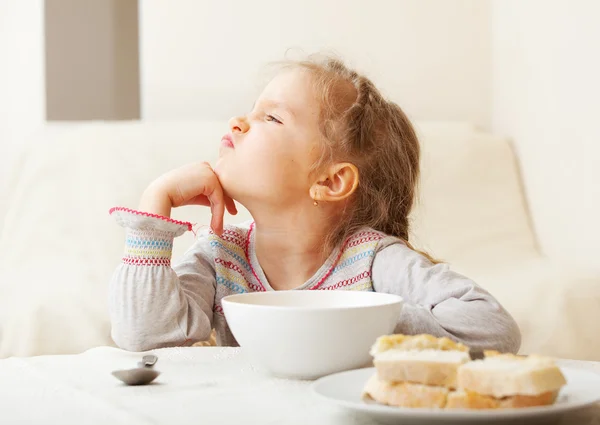 Dziewczyna patrzy z niesmakiem do żywności — Zdjęcie stockowe