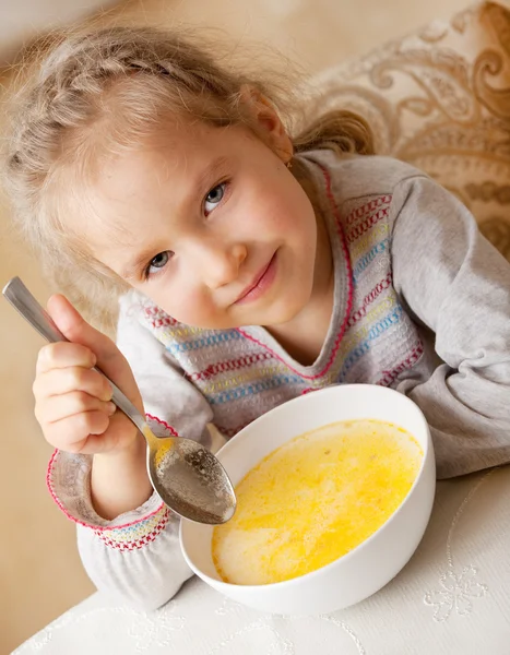 Klein meisje eten van soep — Stockfoto