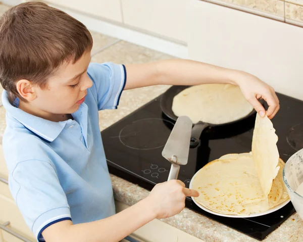 Barn bakar pannkakor — Stockfoto