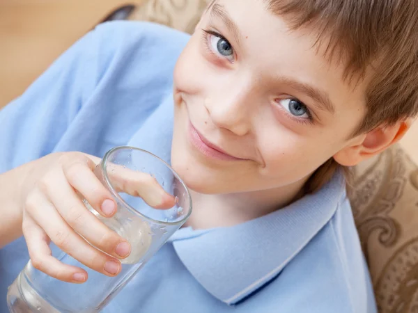 Dricksvatten för barn — Stockfoto