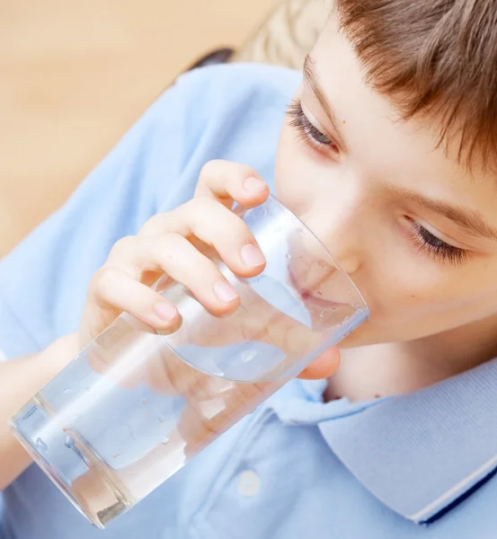 Drinkwater voor kinderen Rechtenvrije Stockfoto's