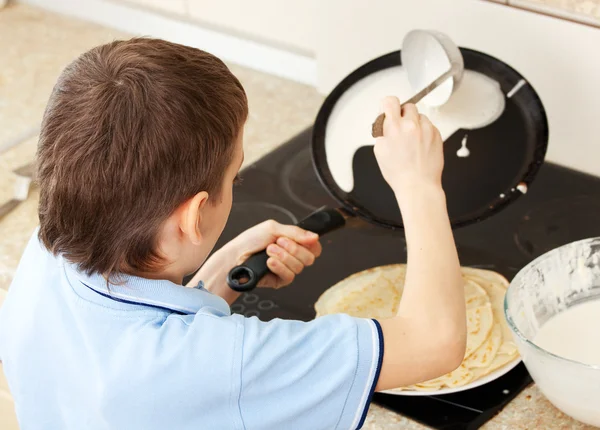 Παιδί ψήνει τηγανίτες — Φωτογραφία Αρχείου