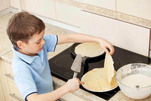 L'enfant cuit des crêpes — Photo