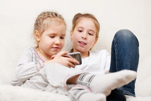 Діти з мобільним телефоном — стокове фото