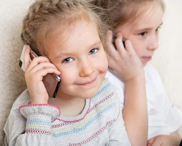 Barn talar i mobiltelefon — Stockfoto