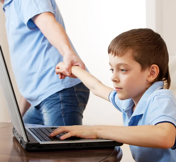 Apa fia húzza a számítógépről — Stock Fotó