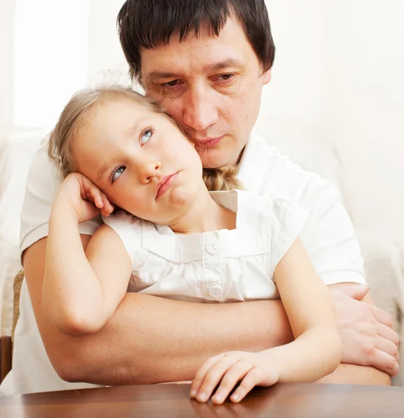 Padre consuela a una chica triste —  Fotos de Stock
