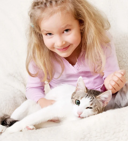 Flicka med katt — Stockfoto