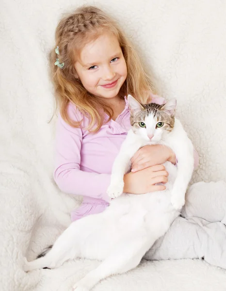 Девушка с котом — стоковое фото