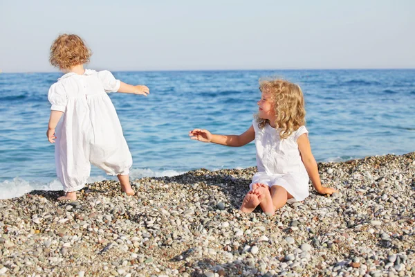 Kinderen op strand — Stockfoto
