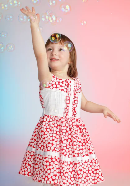 Дитина грає з мильними бульбашками — стокове фото
