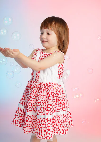 Criança brincando com bolhas de sabão — Fotografia de Stock