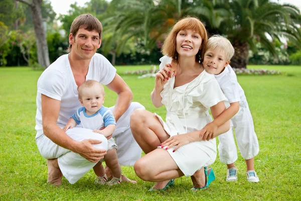 Familie in zomer park — Stockfoto