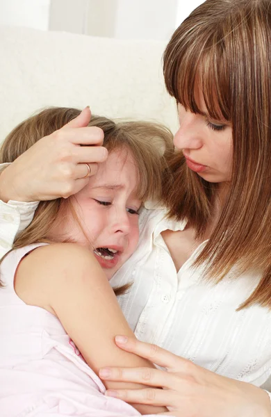 Moeder kalmeert een huilende dochter — Stockfoto