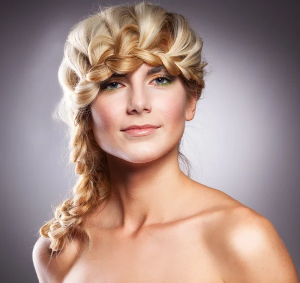 スタイリッシュな髪型を持つ美しい女性 — ストック写真