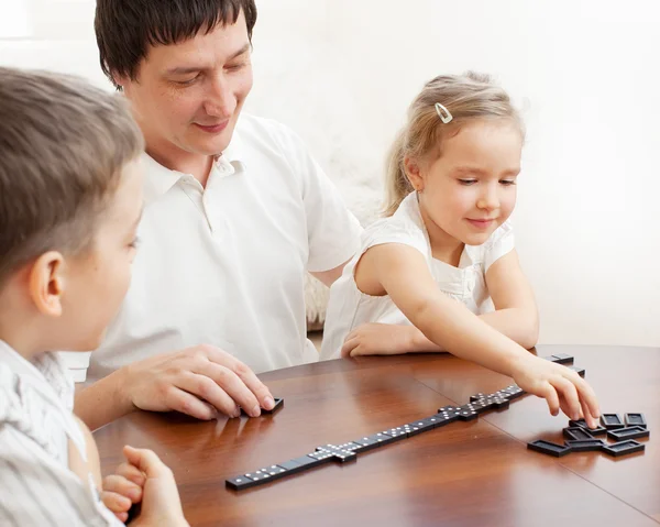 Rodzina, która gra w Domino — Zdjęcie stockowe