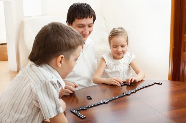 Rodzina, która gra w Domino — Zdjęcie stockowe