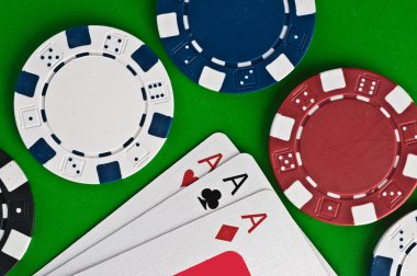 sayaçlar ve yeşil bir arka plan üzerinde oyun kağıtları