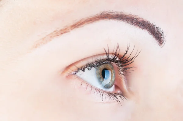 Belo olho humano e lente de contato — Fotografia de Stock